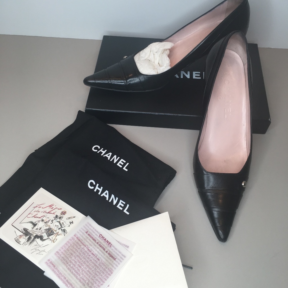CHANEL low heel black pump 38.5